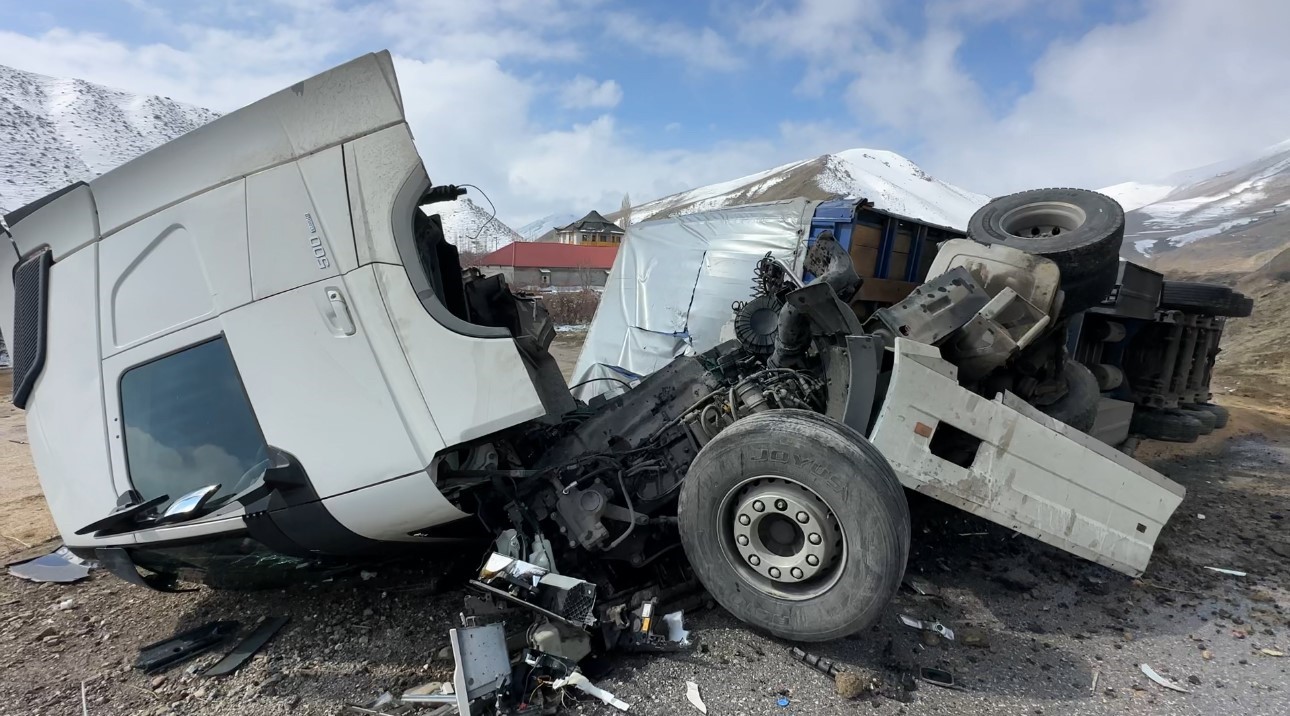 yuksekovada iran plakali tir devrildi 1 yarali 0 uPAI2TMi