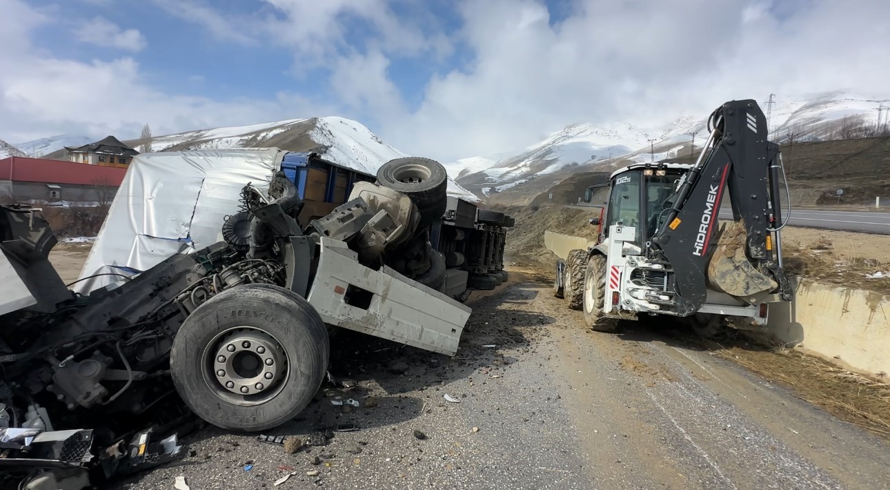 yuksekovada iran plakali tir devrildi 1 yarali 3 wuYsB7By