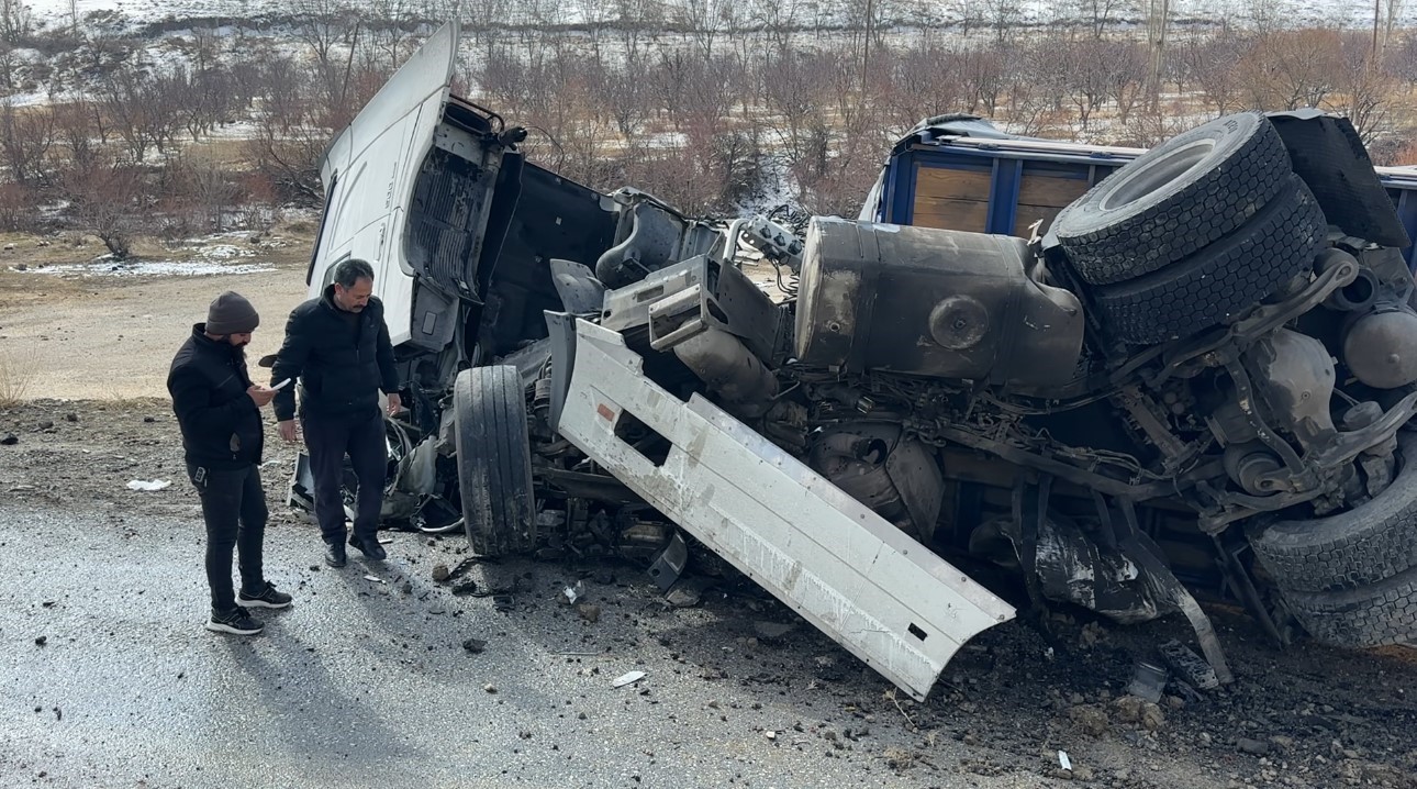 yuksekovada iran plakali tir devrildi 1 yarali 4 UkCkETwX