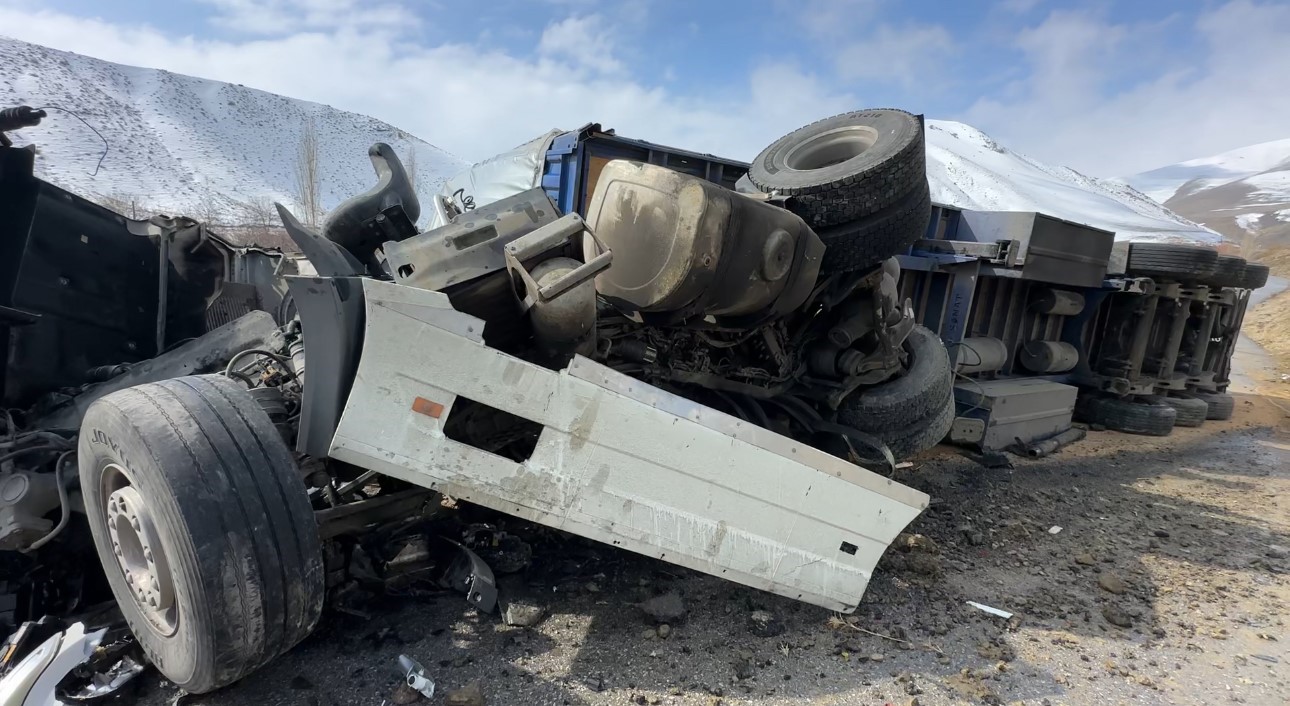 yuksekovada iran plakali tir devrildi 1 yarali 5 EDZQKDBv