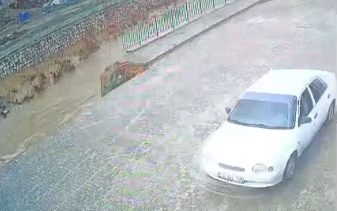 Yüksekova’da istinat duvarı çöktü 5 yuksekovada istinat duvari coktu 1