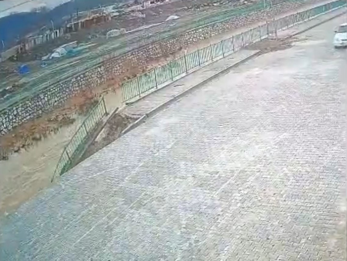 Yüksekova’da istinat duvarı çöktü 6 yuksekovada istinat duvari coktu 2 7E2ZNbCu