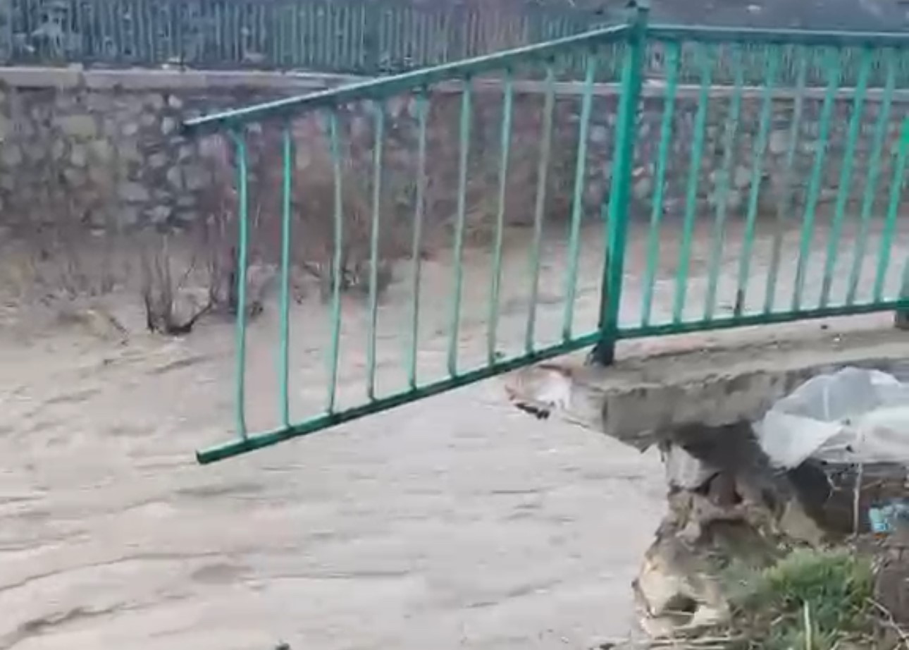 Yüksekova’da istinat duvarı çöktü 6 yuksekovada istinat duvari coktu 2 fwNZ9NHd