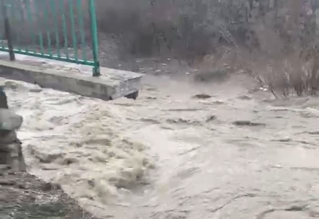 Yüksekova’da istinat duvarı çöktü 7 yuksekovada istinat duvari coktu 3 ehOrplRy