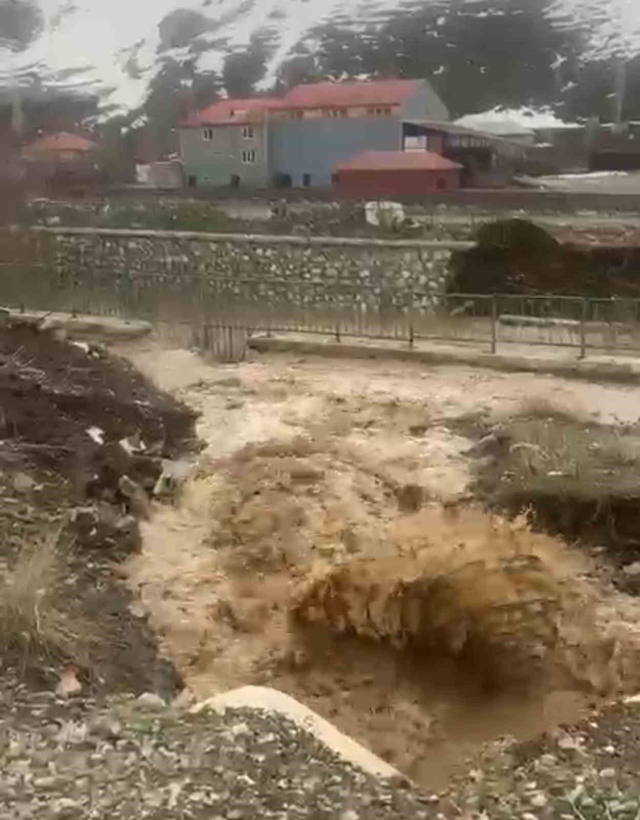 Yüksekova’da istinat duvarı çöktü 8 yuksekovada istinat duvari coktu 4 SnQOCCAy