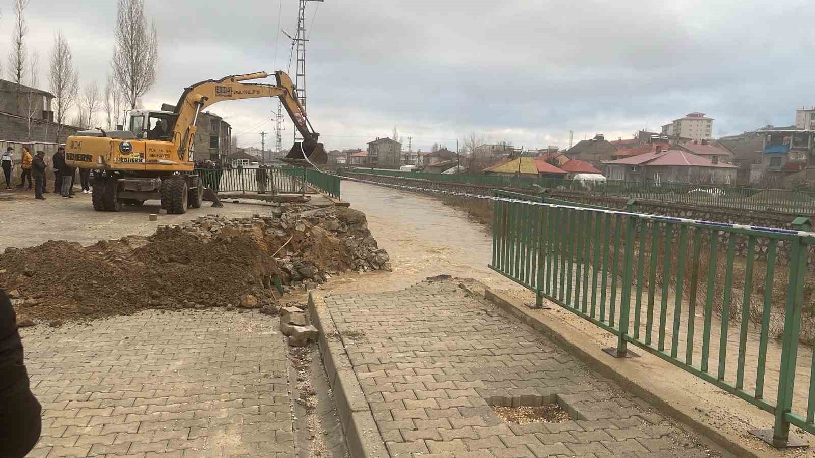 Yüksekova’da istinat duvarı çöktü 9 yuksekovada istinat duvari coktu 5 4Um1HTij