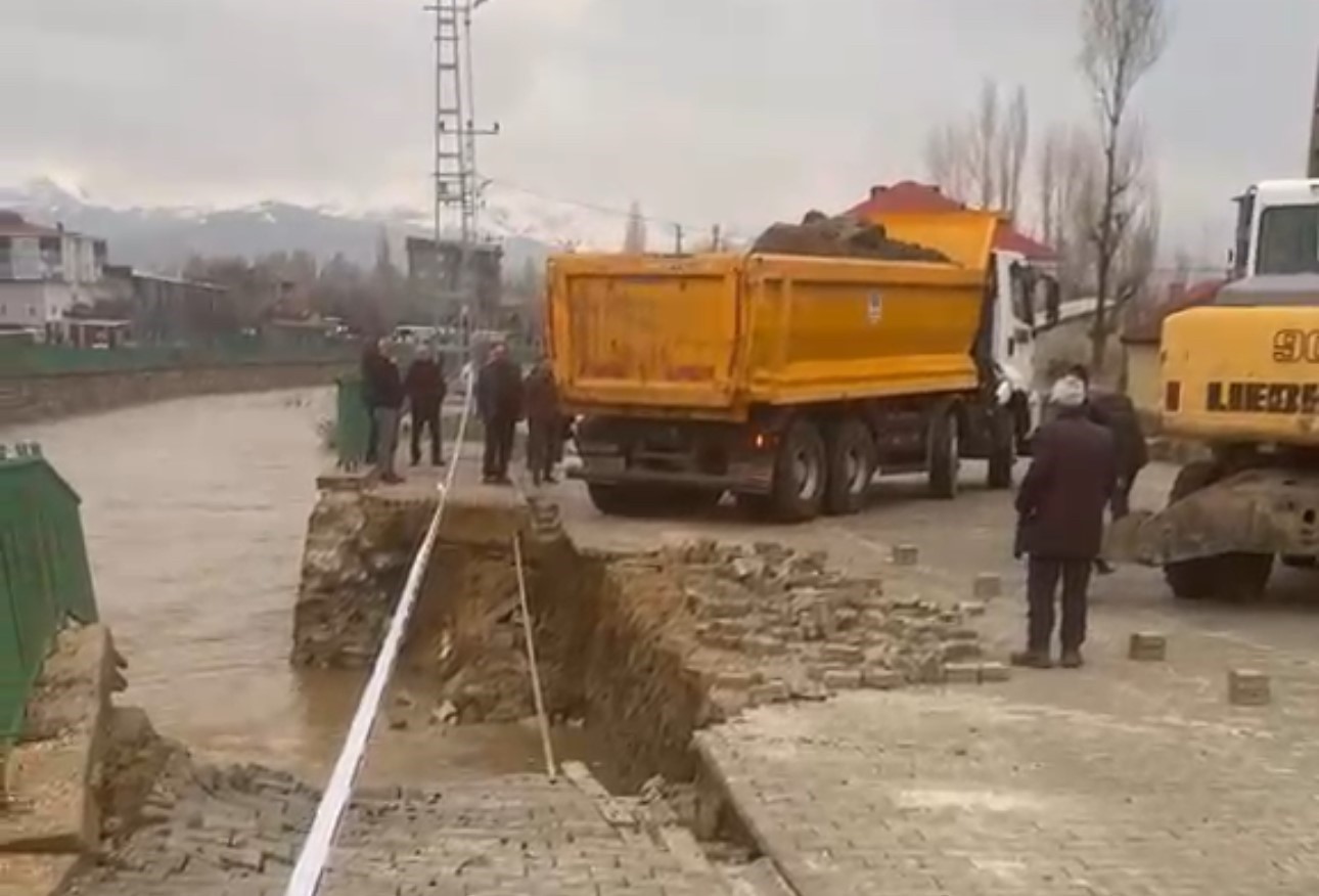 Yüksekova’da istinat duvarı çöktü 10 yuksekovada istinat duvari coktu 6 Qt9RHFrL