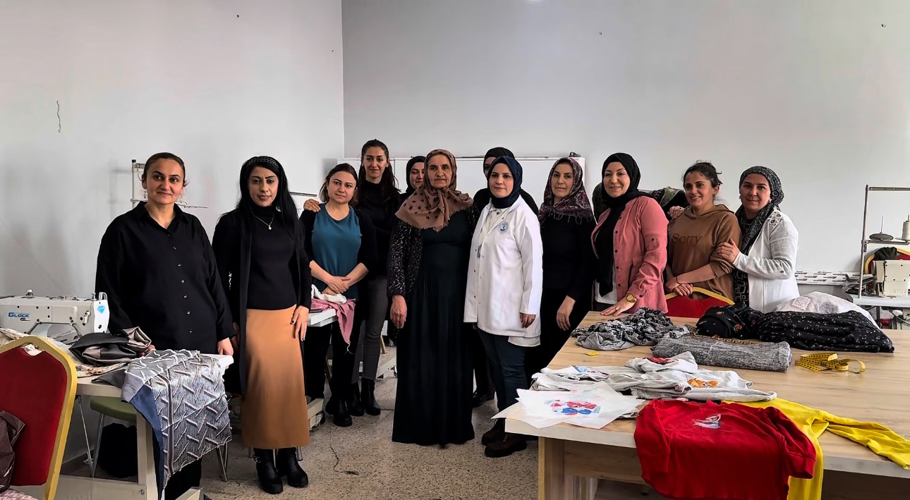 Yüksekova’da kadınlar dikiş-nakış kursuyla hem meslek ediniyor hem sosyalleşiyor 4 yuksekovada kadinlar dikis nakis kursuyla hem meslek ediniyor hem sosyallesiyor 0 fEC2KNDI