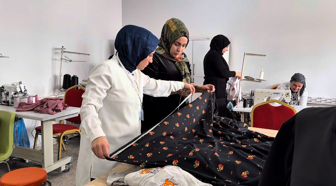 Yüksekova’da kadınlar dikiş-nakış kursuyla hem meslek ediniyor hem sosyalleşiyor 5 yuksekovada kadinlar dikis nakis kursuyla hem meslek ediniyor hem sosyallesiyor 1 AKkTbty5