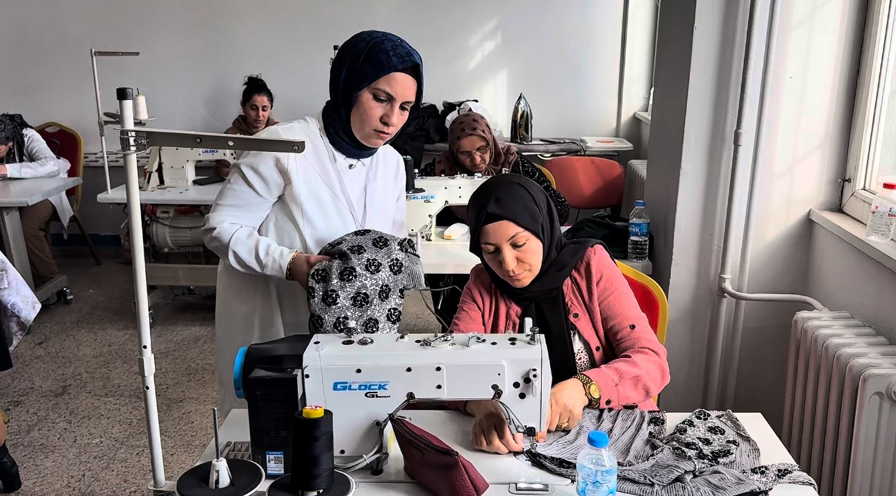 Yüksekova’da kadınlar dikiş-nakış kursuyla hem meslek ediniyor hem sosyalleşiyor 6 yuksekovada kadinlar dikis nakis kursuyla hem meslek ediniyor hem sosyallesiyor 2 ZvCIFFSS