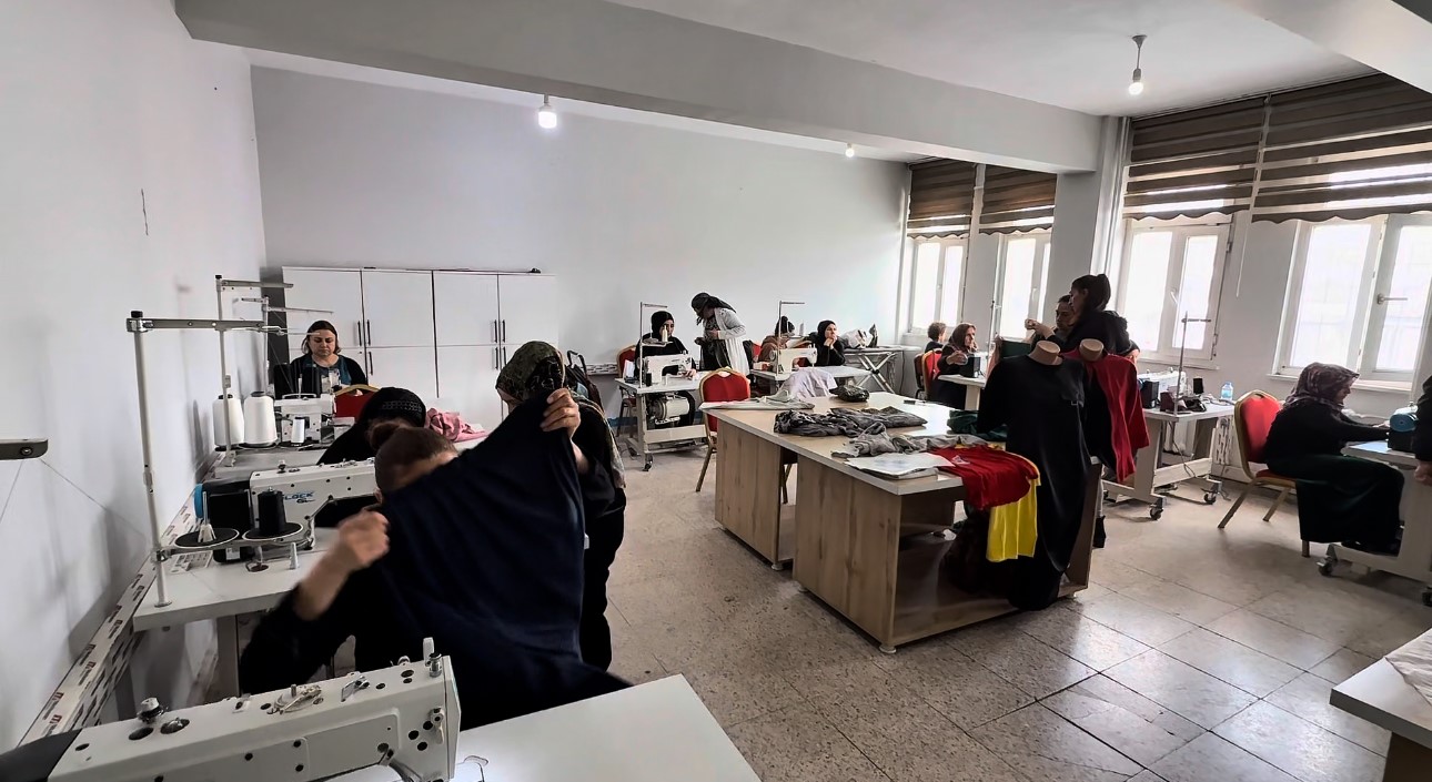 Yüksekova’da kadınlar dikiş-nakış kursuyla hem meslek ediniyor hem sosyalleşiyor 9 yuksekovada kadinlar dikis nakis kursuyla hem meslek ediniyor hem sosyallesiyor 5