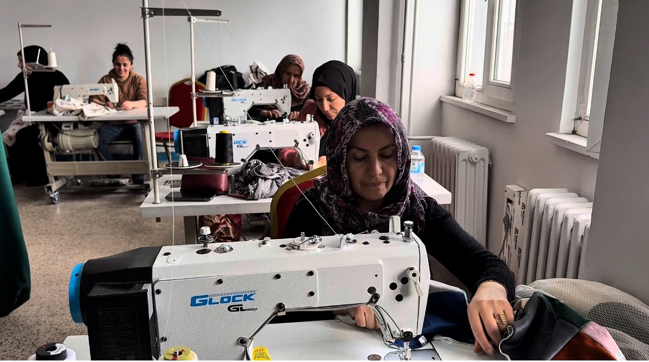 Yüksekova’da kadınlar dikiş-nakış kursuyla hem meslek ediniyor hem sosyalleşiyor 10 yuksekovada kadinlar dikis nakis kursuyla hem meslek ediniyor hem sosyallesiyor 6