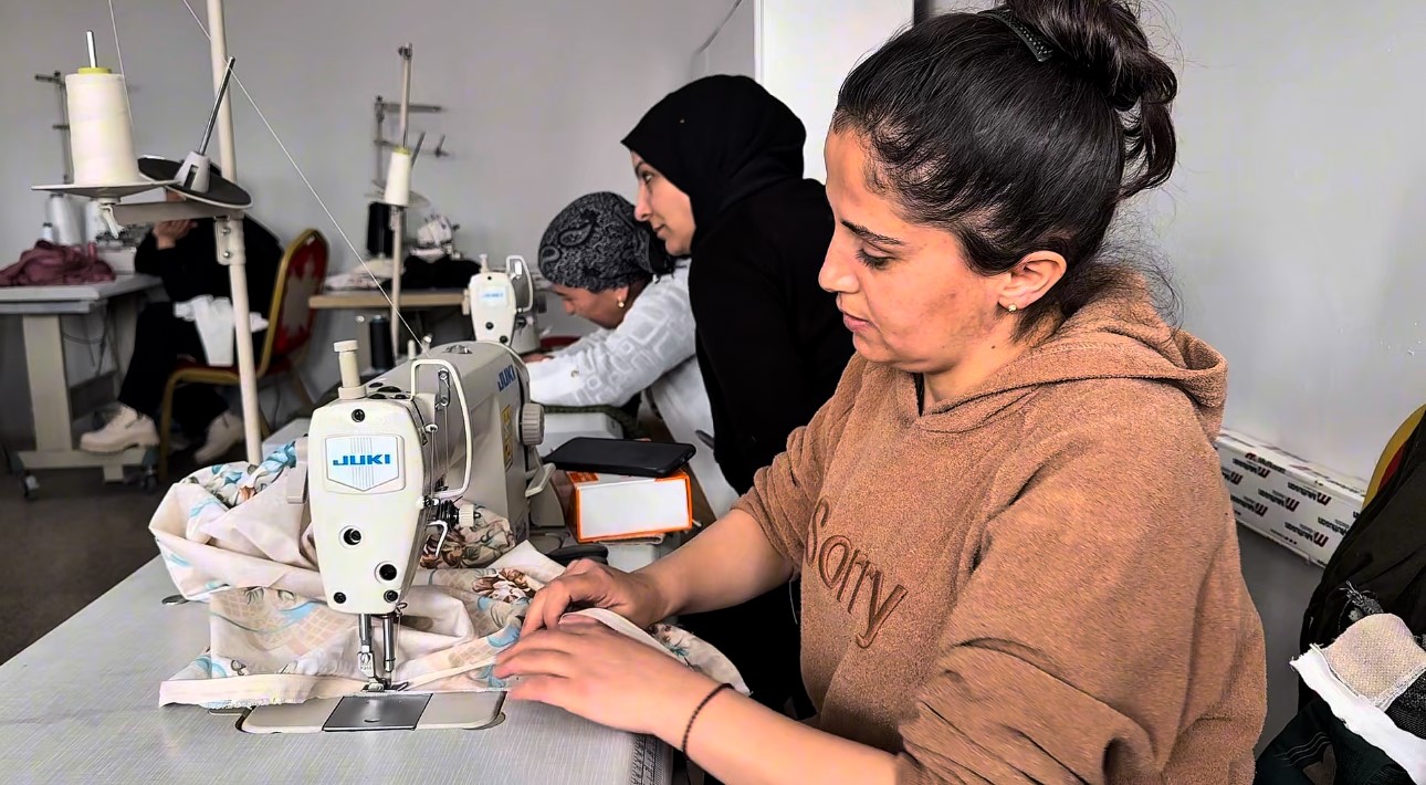 Yüksekova’da kadınlar dikiş-nakış kursuyla hem meslek ediniyor hem sosyalleşiyor 11 yuksekovada kadinlar dikis nakis kursuyla hem meslek ediniyor hem sosyallesiyor 7 TdCQ5zHz