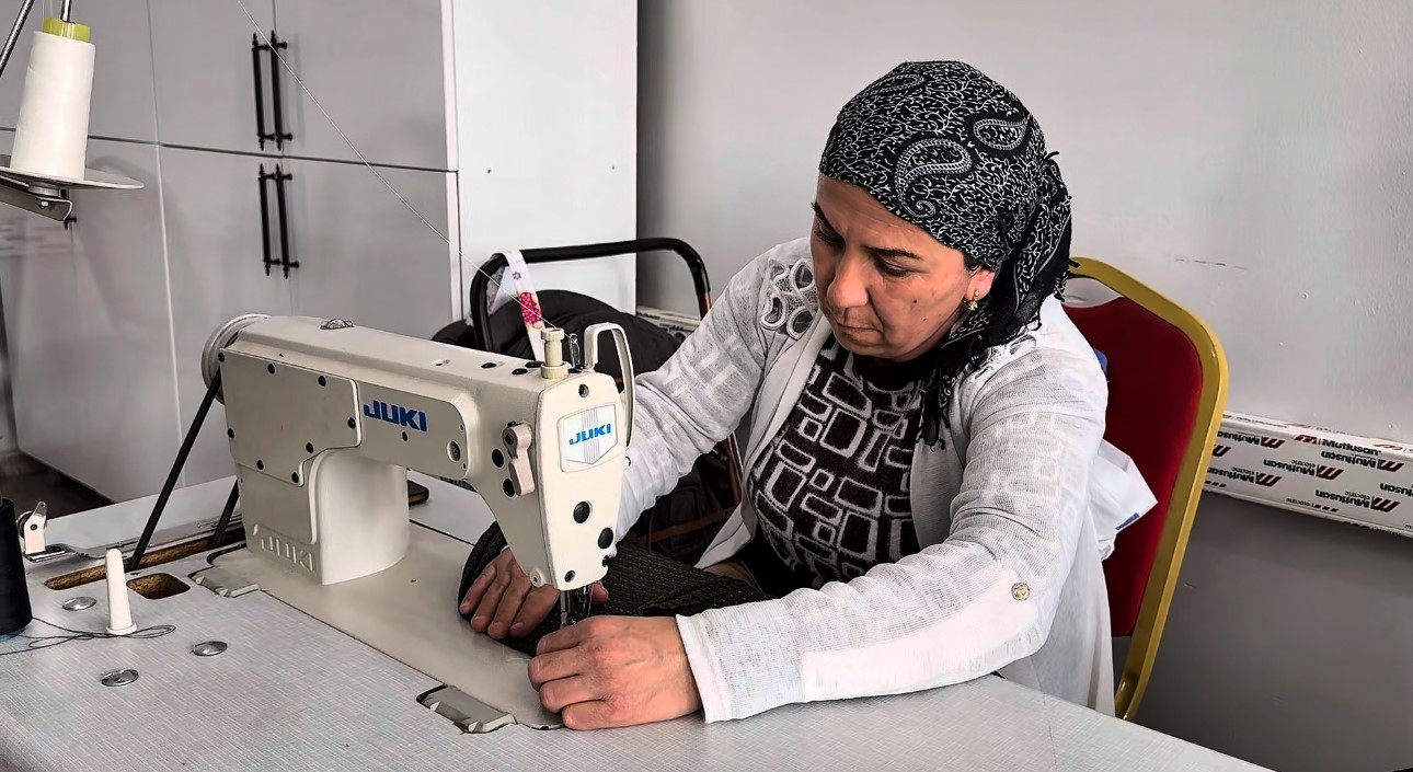 Yüksekova’da kadınlar dikiş-nakış kursuyla hem meslek ediniyor hem sosyalleşiyor 12 yuksekovada kadinlar dikis nakis kursuyla hem meslek ediniyor hem sosyallesiyor 8 OiYUPVOw