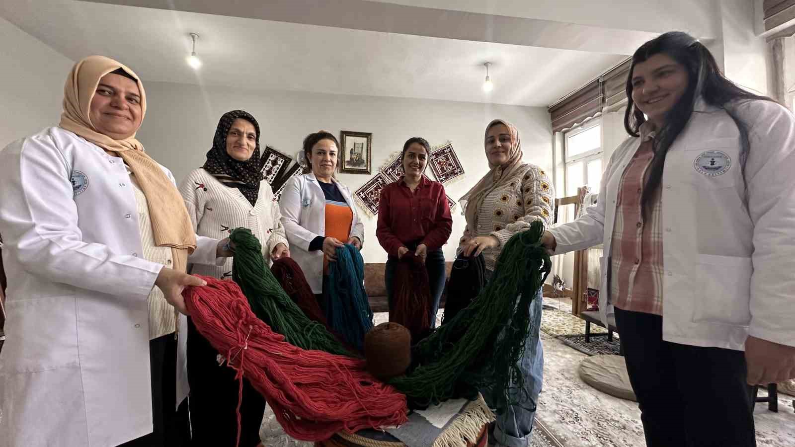 Yüksekova’da kadınların sabrı motiflere dönüşüyor: Yünün kilim yolculuğu 4 yuksekovada kadinlarin sabri motiflere donusuyor yunun kilim yolculugu 0 uNKSqOEm
