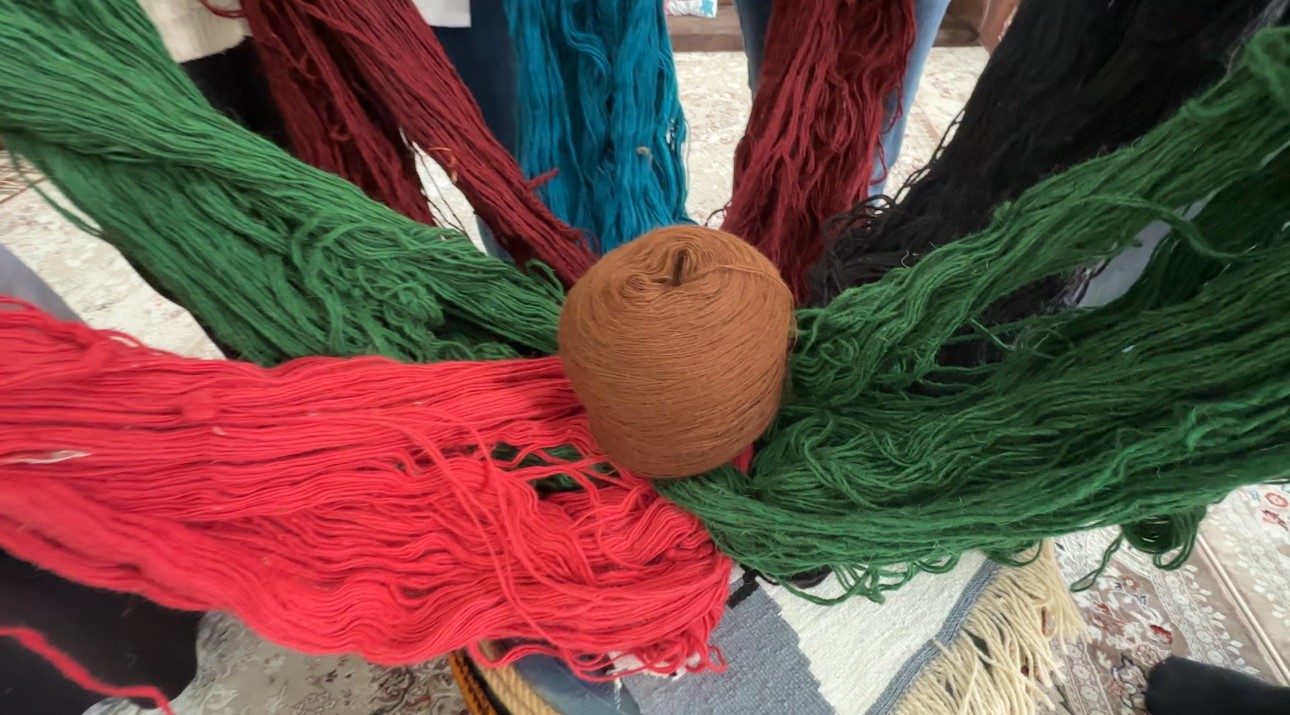 Yüksekova’da kadınların sabrı motiflere dönüşüyor: Yünün kilim yolculuğu 5 yuksekovada kadinlarin sabri motiflere donusuyor yunun kilim yolculugu 1 XwnvcSkw