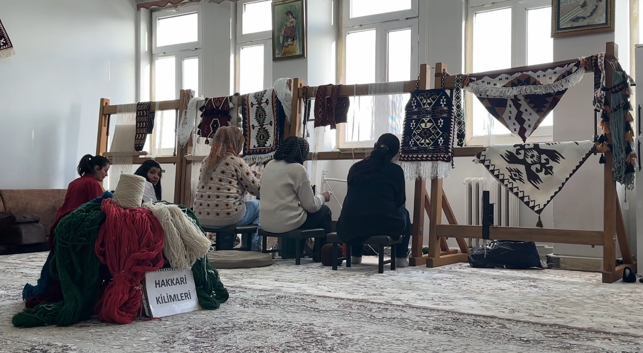 Yüksekova’da kadınların sabrı motiflere dönüşüyor: Yünün kilim yolculuğu 6 yuksekovada kadinlarin sabri motiflere donusuyor yunun kilim yolculugu 2 me3h2Ry8