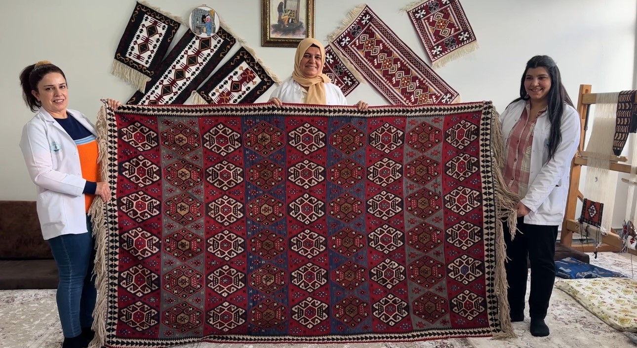 Yüksekova’da kadınların sabrı motiflere dönüşüyor: Yünün kilim yolculuğu 7 yuksekovada kadinlarin sabri motiflere donusuyor yunun kilim yolculugu 3 7iWQdPVW