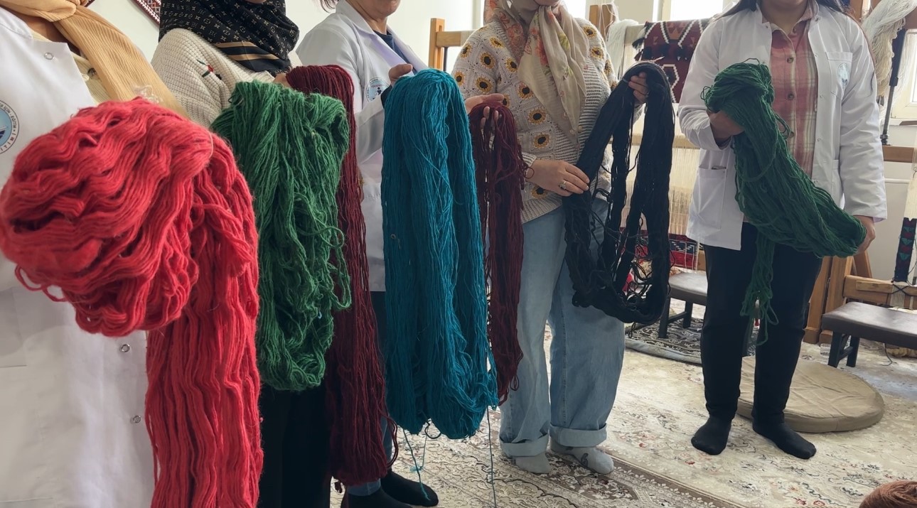 Yüksekova’da kadınların sabrı motiflere dönüşüyor: Yünün kilim yolculuğu 9 yuksekovada kadinlarin sabri motiflere donusuyor yunun kilim yolculugu 5 SO2kKVdt