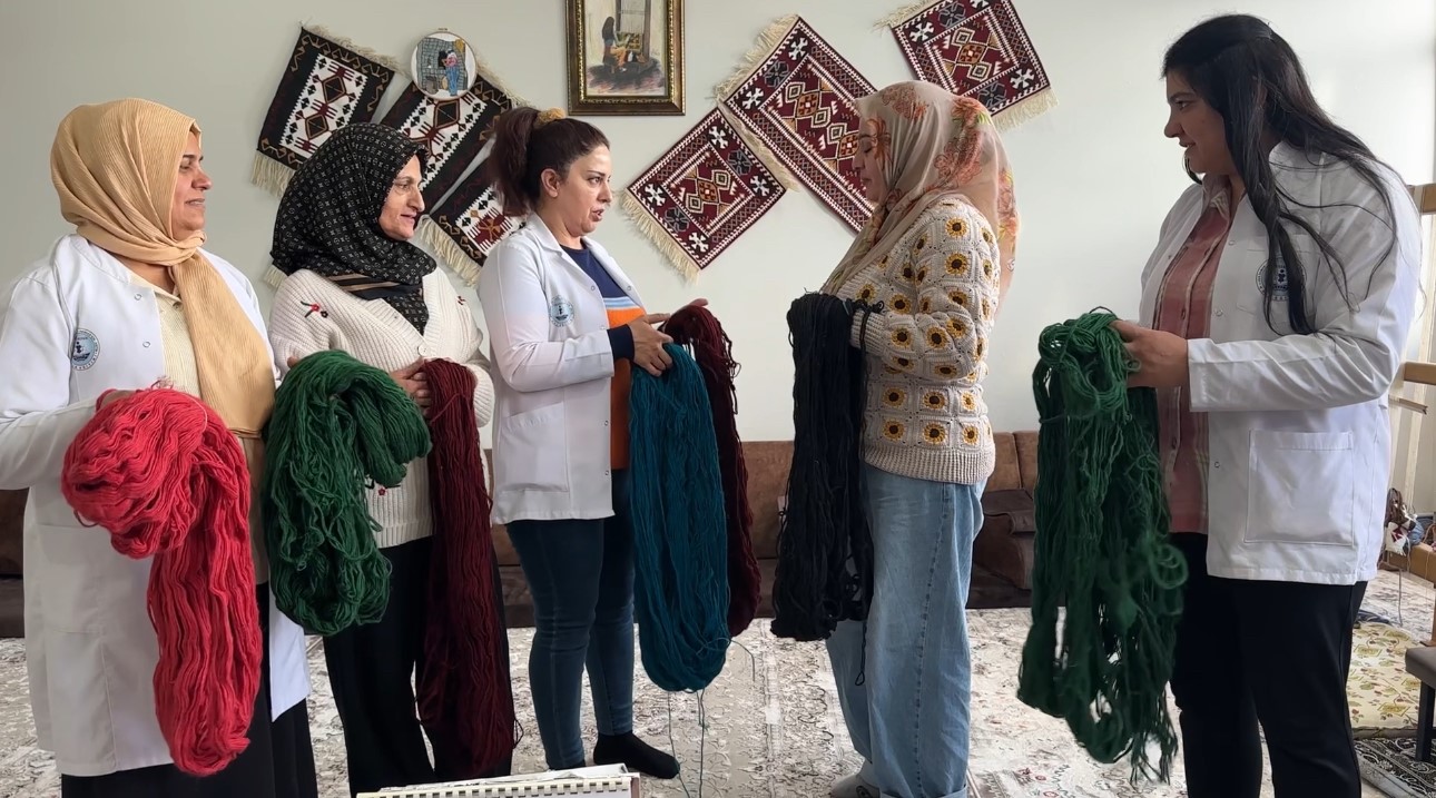 Yüksekova’da kadınların sabrı motiflere dönüşüyor: Yünün kilim yolculuğu 10 yuksekovada kadinlarin sabri motiflere donusuyor yunun kilim yolculugu 6 TMm2Yyvn