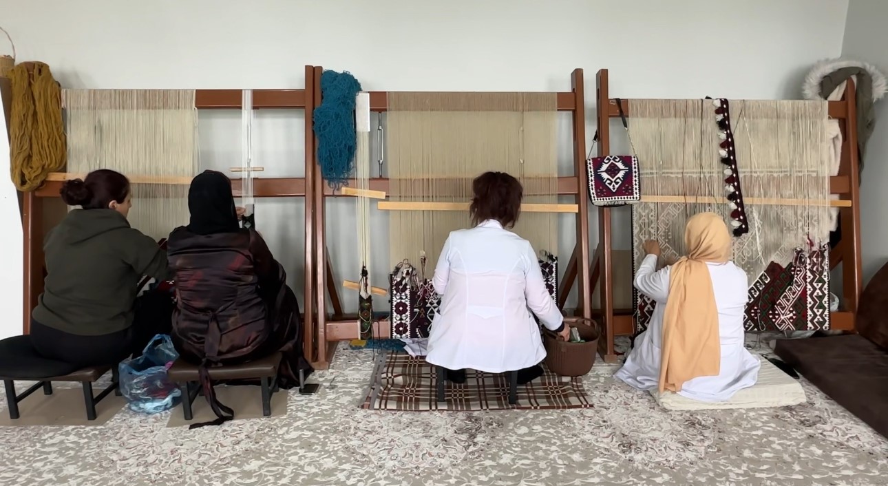 Yüksekova’da kadınların sabrı motiflere dönüşüyor: Yünün kilim yolculuğu 12 yuksekovada kadinlarin sabri motiflere donusuyor yunun kilim yolculugu 8 f3YFuP1q