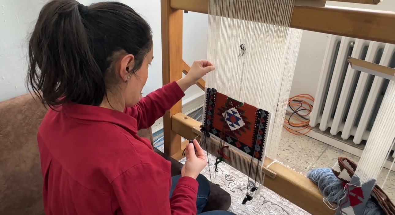 Yüksekova’da kadınların sabrı motiflere dönüşüyor: Yünün kilim yolculuğu 13 yuksekovada kadinlarin sabri motiflere donusuyor yunun kilim yolculugu 9 ngPPAQ9k