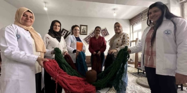 yuksekovada-kadinlarin-sabri-motiflere-donusuyor-yunun-kilim-yolculugu-PMCYvvmD.jpg