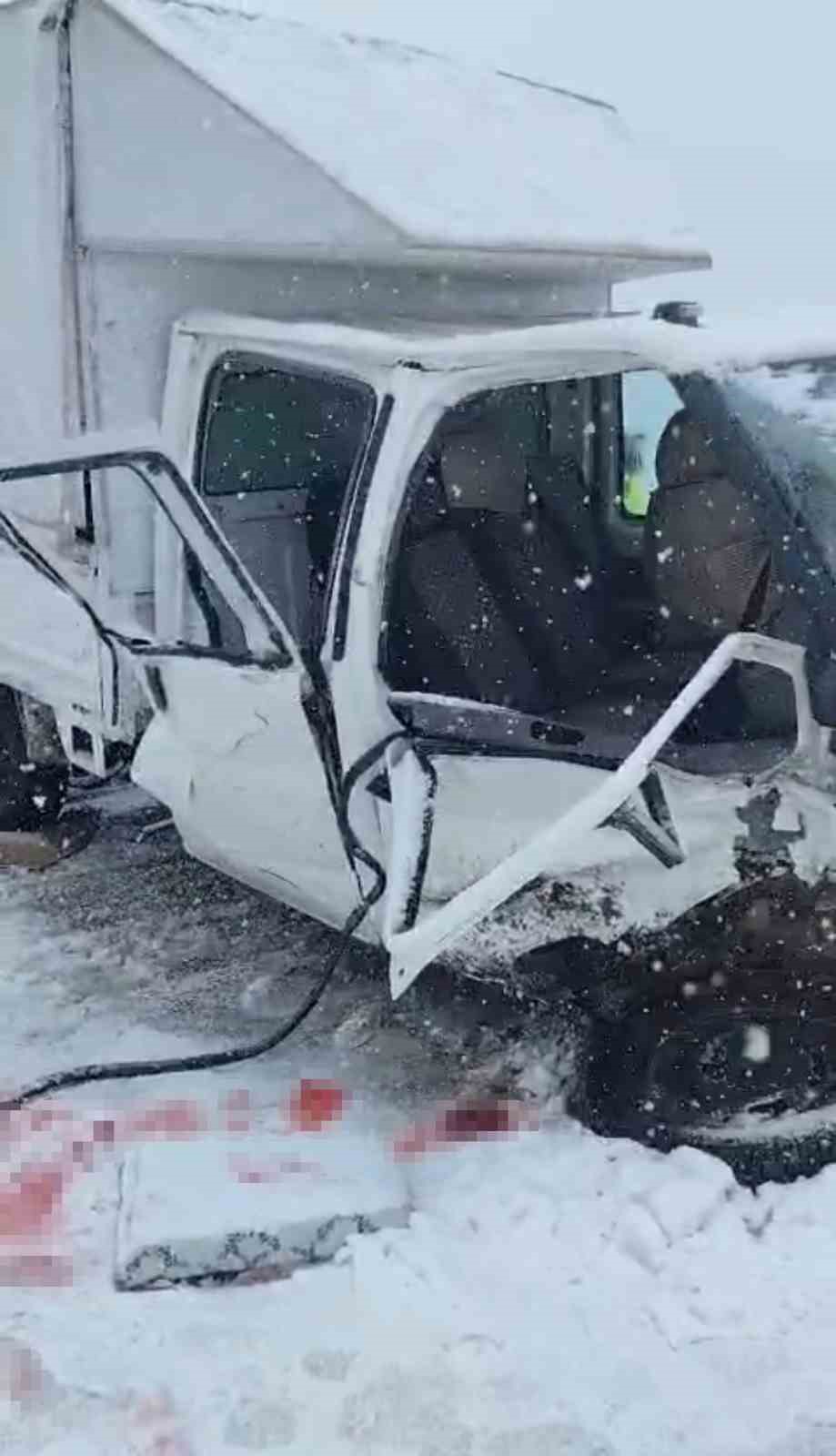 yuksekovada kamyonetler carpisti 8 yarali 10 Q6QaOWfM