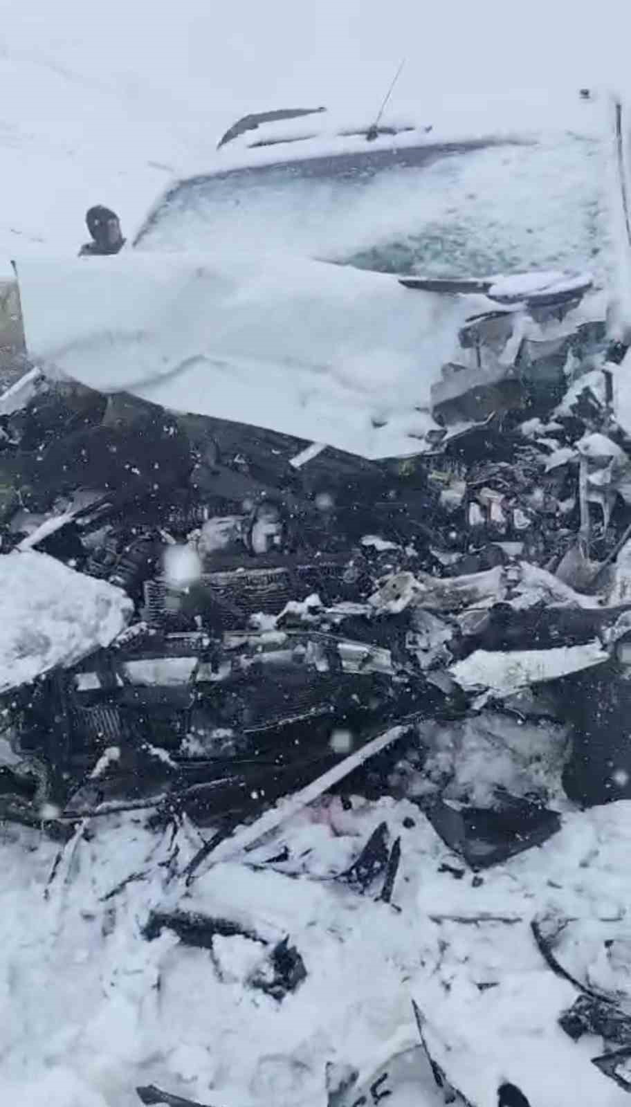 yuksekovada kamyonetler carpisti 8 yarali 11 OBVE5zXU