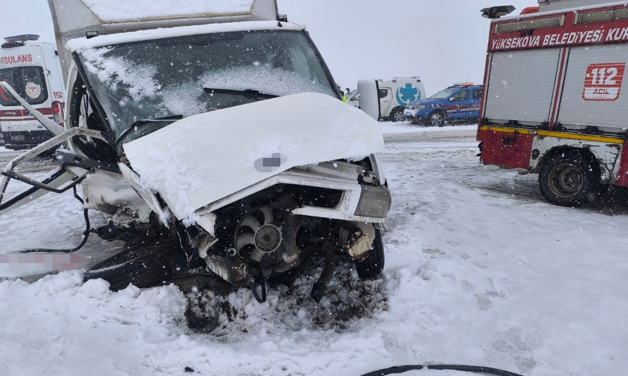yuksekovada kamyonetler carpisti 8 yarali 4 NADKE7Ra