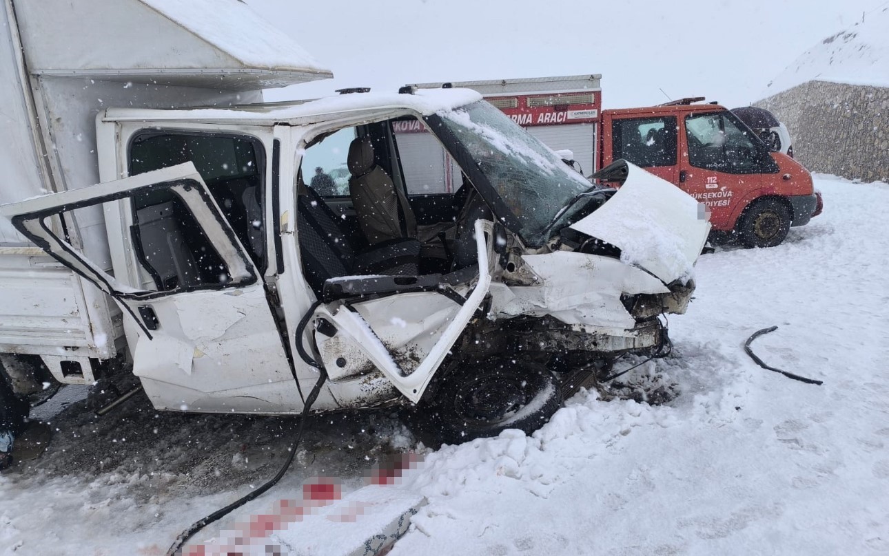 yuksekovada kamyonetler carpisti 8 yarali 5 RcSgvBD1