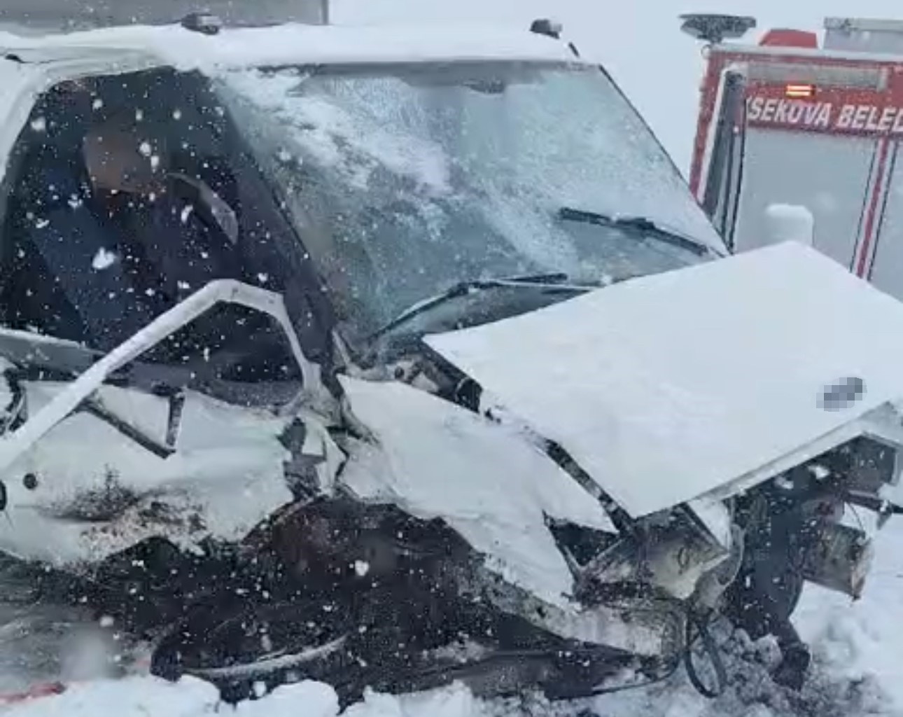 yuksekovada kamyonetler carpisti 8 yarali 7