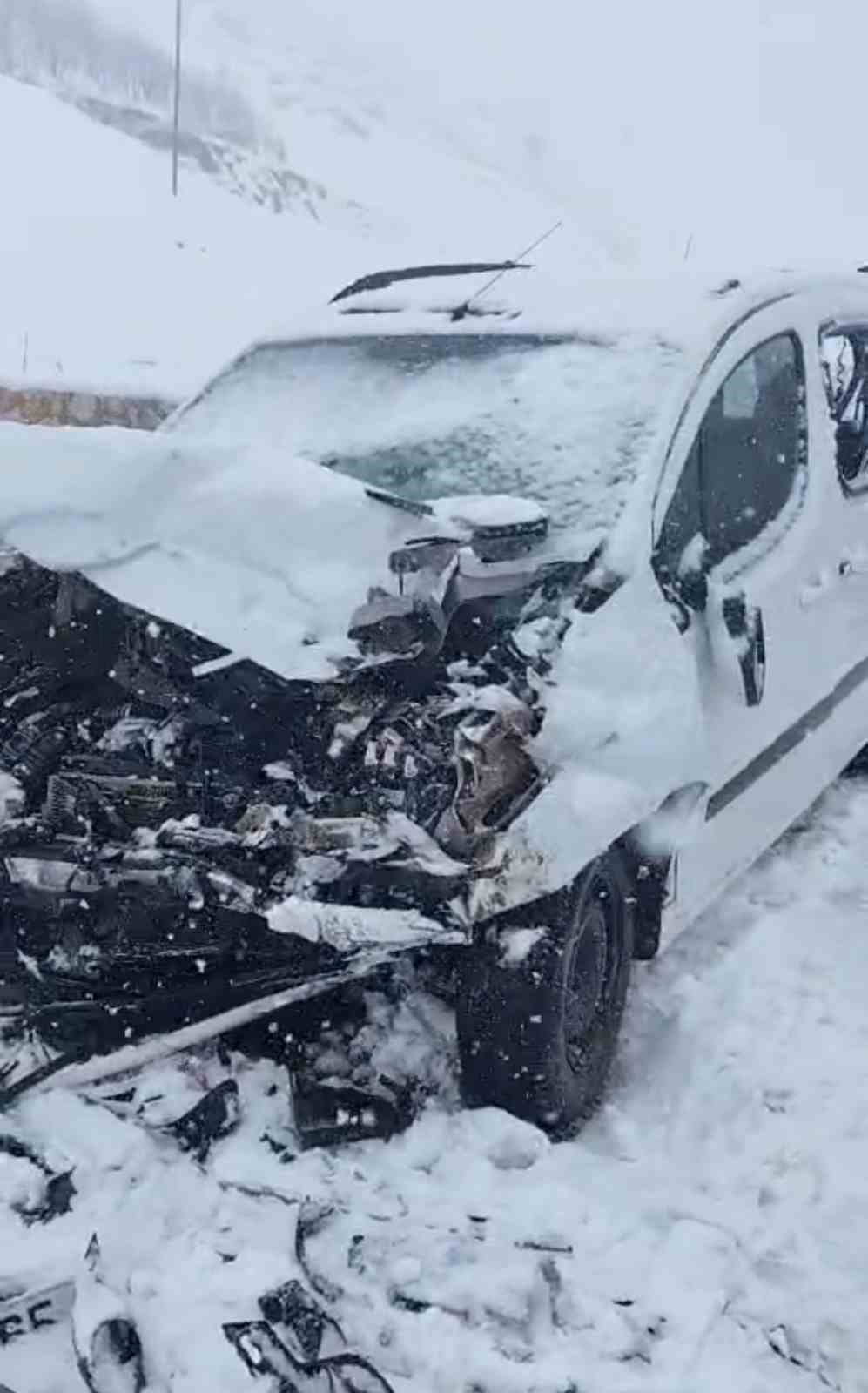 yuksekovada kamyonetler carpisti 8 yarali 8 A3eUDn7H