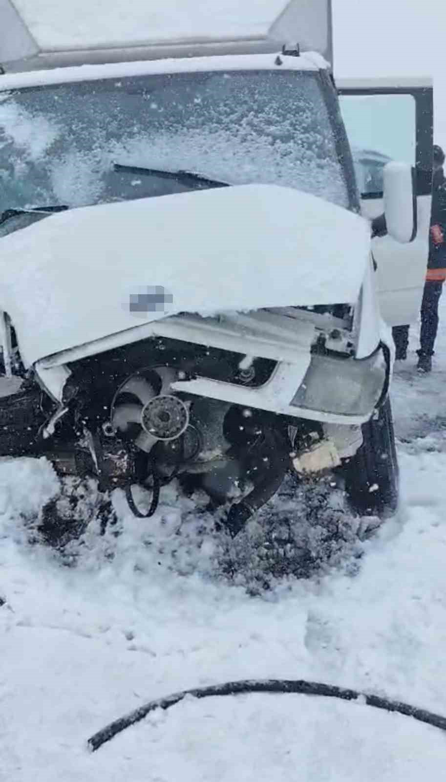 yuksekovada kamyonetler carpisti 8 yarali 9 vwKK1JDZ