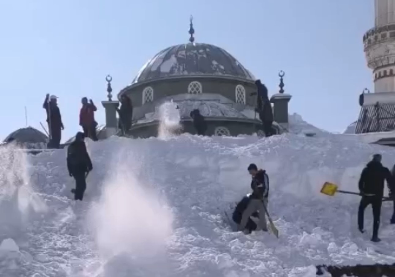 yuksekovada kar altinda kalan cami ve evler imece usulu temizlendi 0 3EnXlFMF