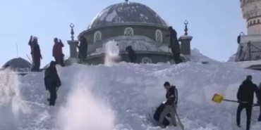 yuksekovada-kar-altinda-kalan-cami-ve-evler-imece-usulu-temizlendi-rbQbFDgr.jpg