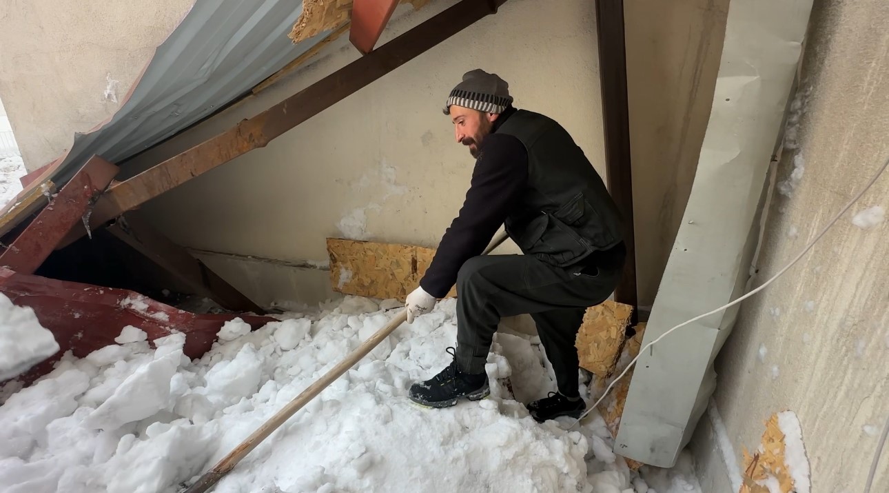yuksekovada kar esareti catidan dusen kar kutlesi is yerlerine hasar verdi 1 8TDK1u2Z