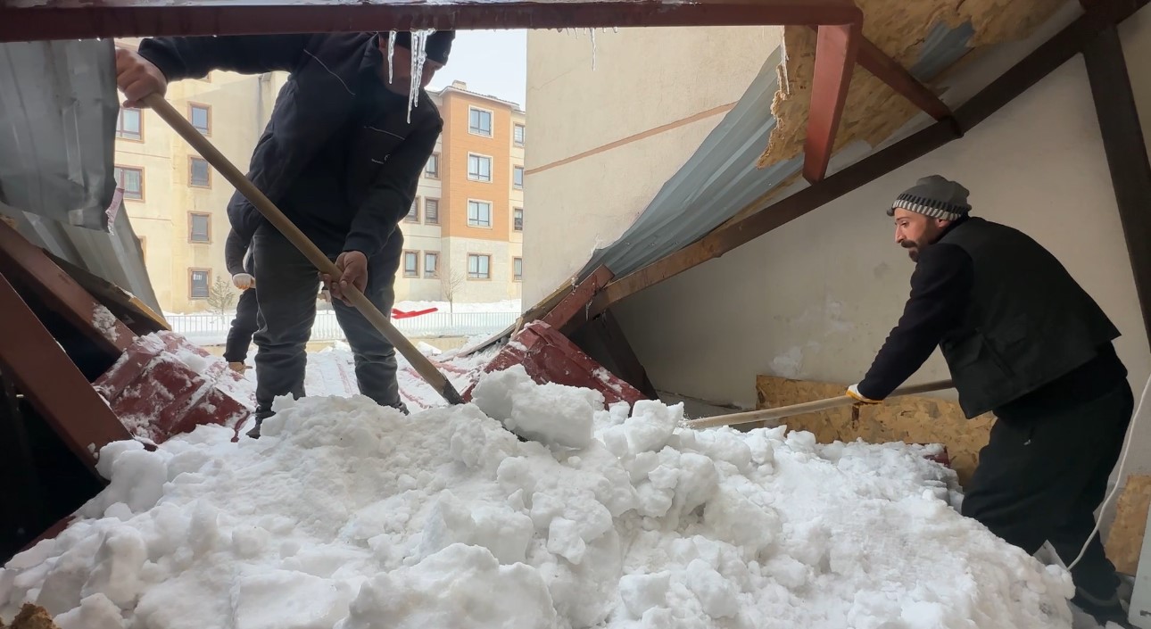 yuksekovada kar esareti catidan dusen kar kutlesi is yerlerine hasar verdi 2 VbTZHZ7a
