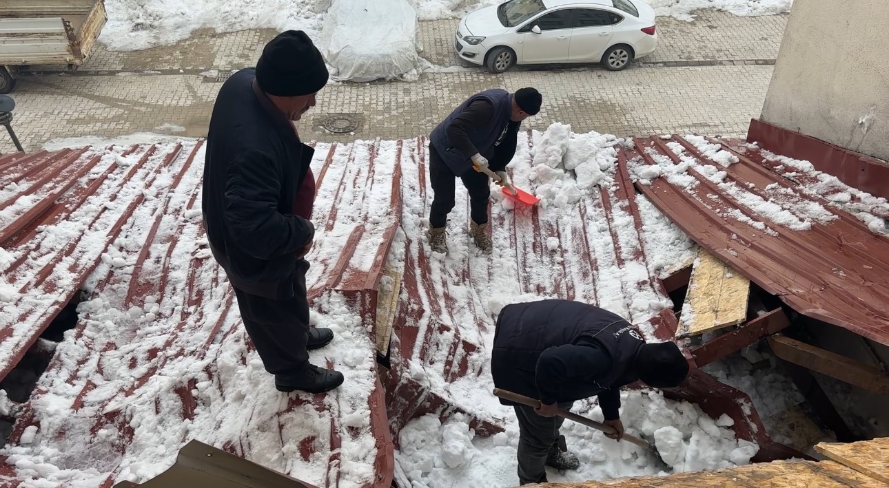 yuksekovada kar esareti catidan dusen kar kutlesi is yerlerine hasar verdi 3 GOYROM9R