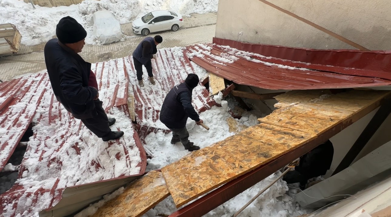yuksekovada kar esareti catidan dusen kar kutlesi is yerlerine hasar verdi 4 5LTIE3hw