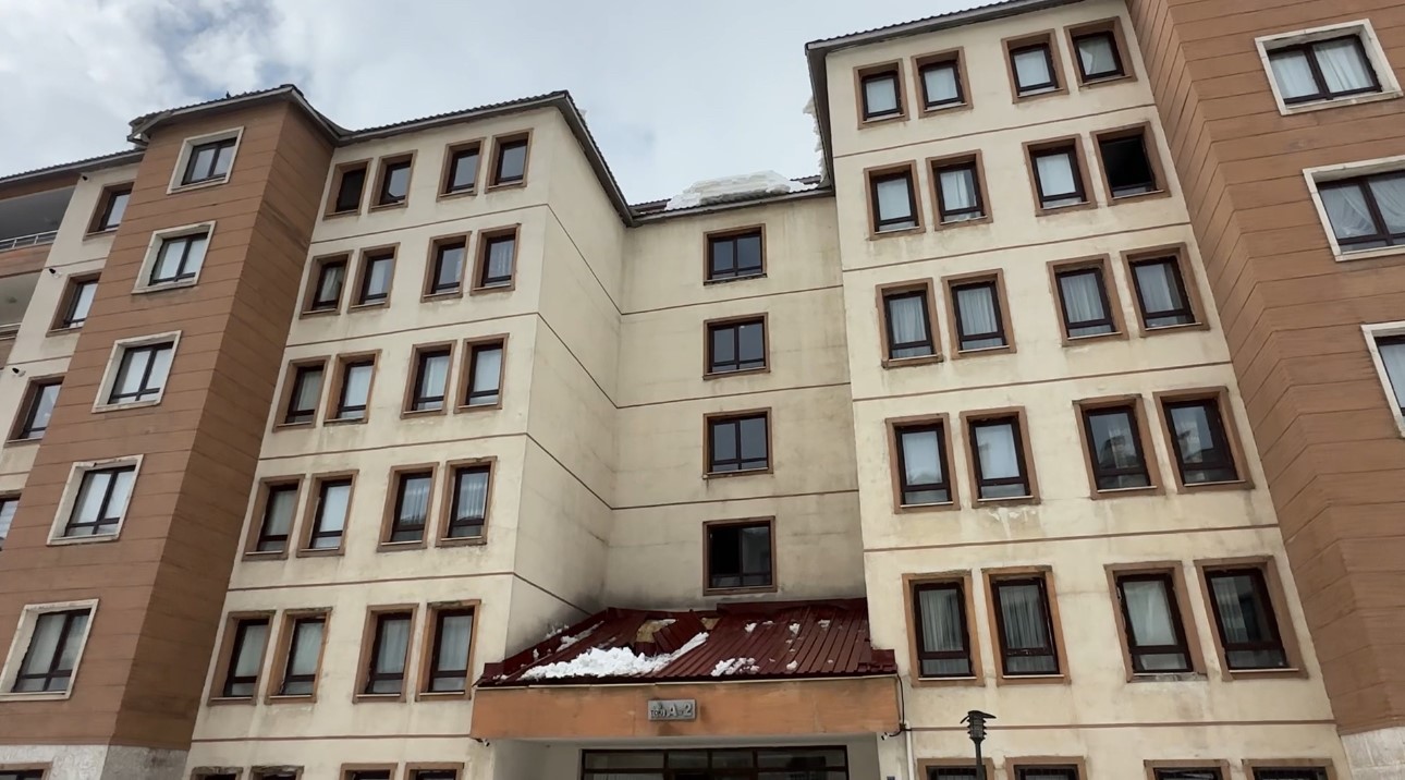 yuksekovada kar esareti catidan dusen kar kutlesi is yerlerine hasar verdi 6 HObEY9MZ