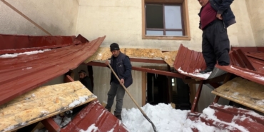 yuksekovada-kar-esareti-catidan-dusen-kar-kutlesi-is-yerlerine-hasar-verdi-EWla2UGe.jpg