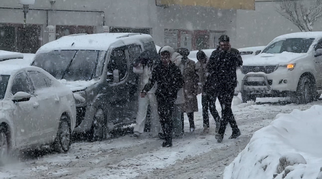 yuksekovada kar esareti tipi yollari kapatti onlarca arac mahsur kaldi 10 gpVFjiG6