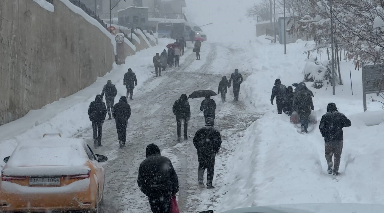 yuksekovada kar esareti tipi yollari kapatti onlarca arac mahsur kaldi 11 1L3gyP5R