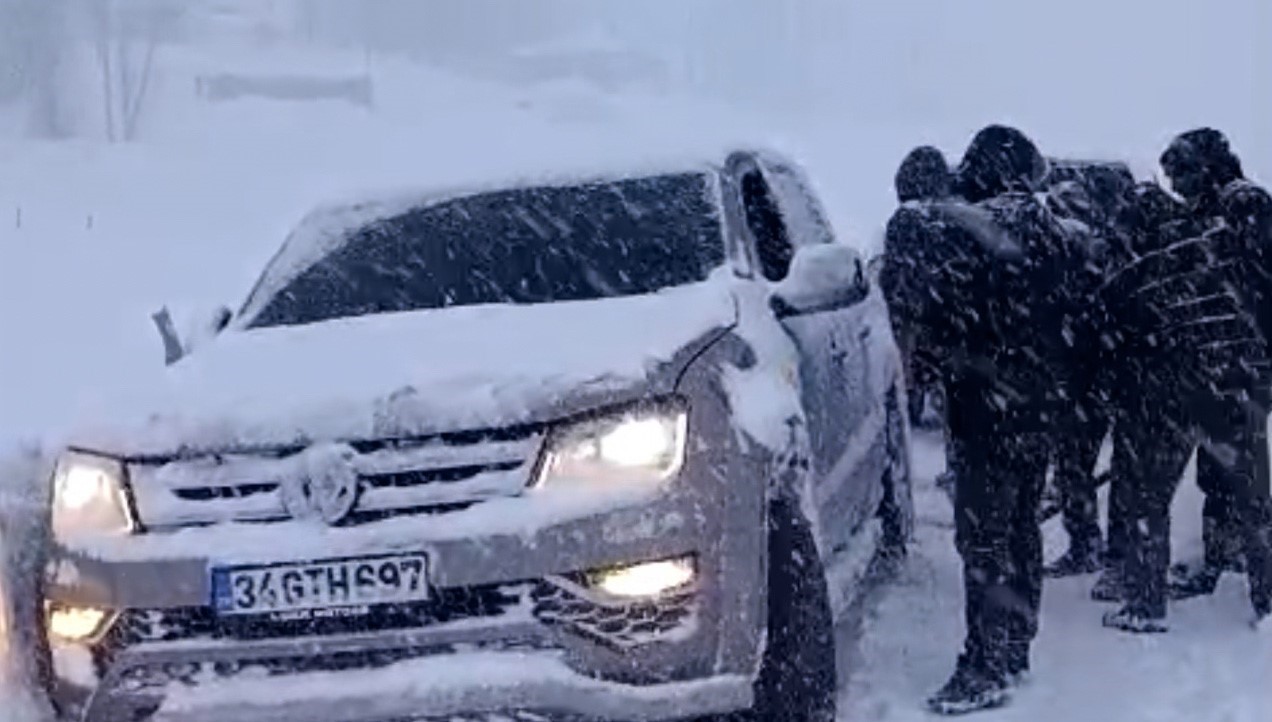 yuksekovada kar esareti tipi yollari kapatti onlarca arac mahsur kaldi 2 SRFKbZG8