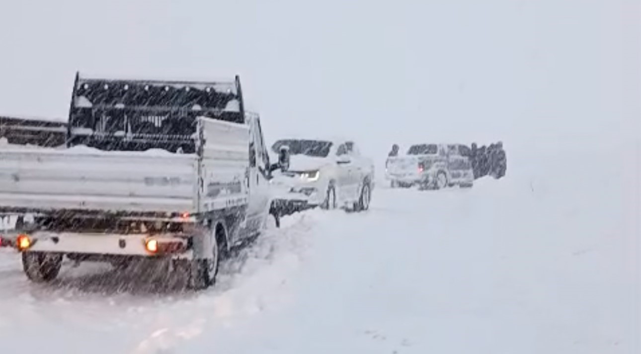 yuksekovada kar esareti tipi yollari kapatti onlarca arac mahsur kaldi 3 wTkIrHvk