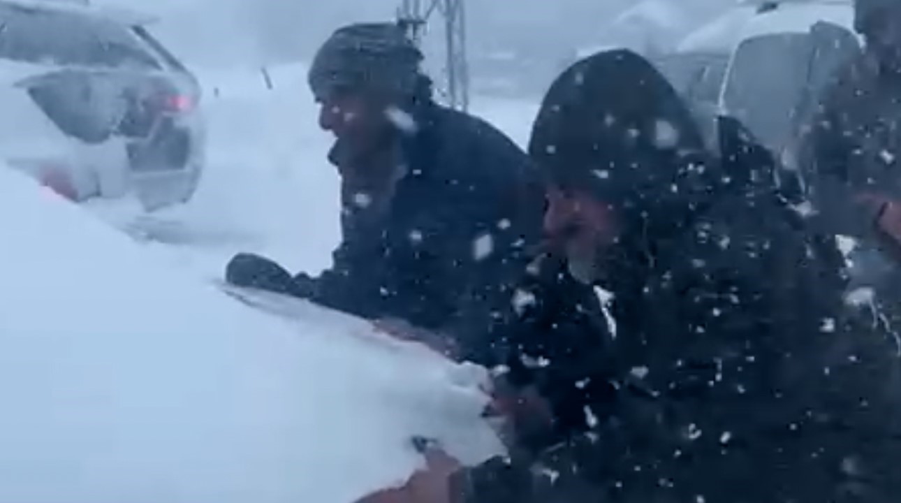 yuksekovada kar esareti tipi yollari kapatti onlarca arac mahsur kaldi 4 BcQLKkqJ