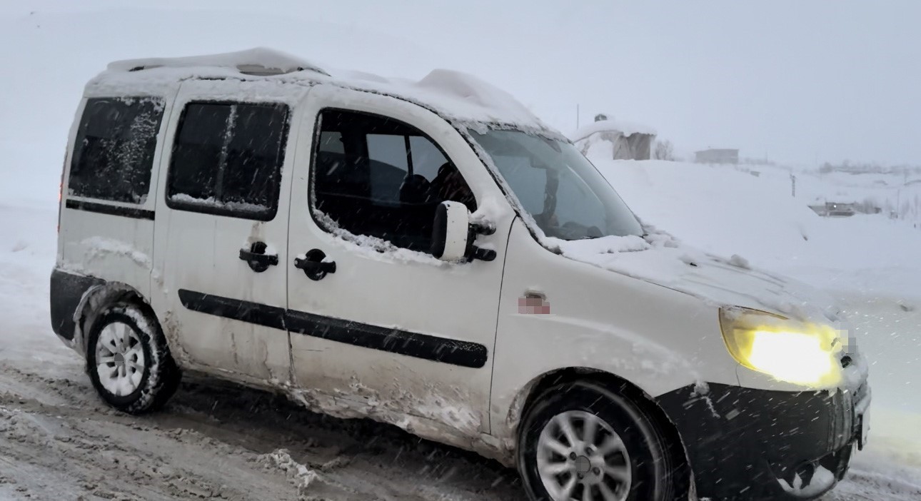 yuksekovada kar esareti tipi yollari kapatti onlarca arac mahsur kaldi 7 W8XDWEBp