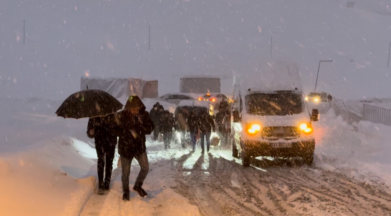 yuksekovada kar esareti tipi yollari kapatti onlarca arac mahsur kaldi 8 v1zzSHzO