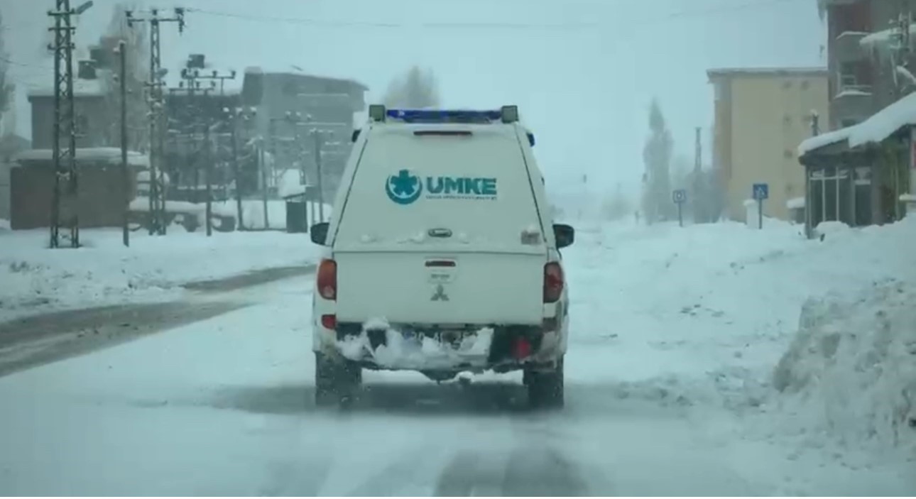 yuksekovada kar esaretinde zamanla yaris 76 yasindaki koah hastasi icin seferber oldular 1